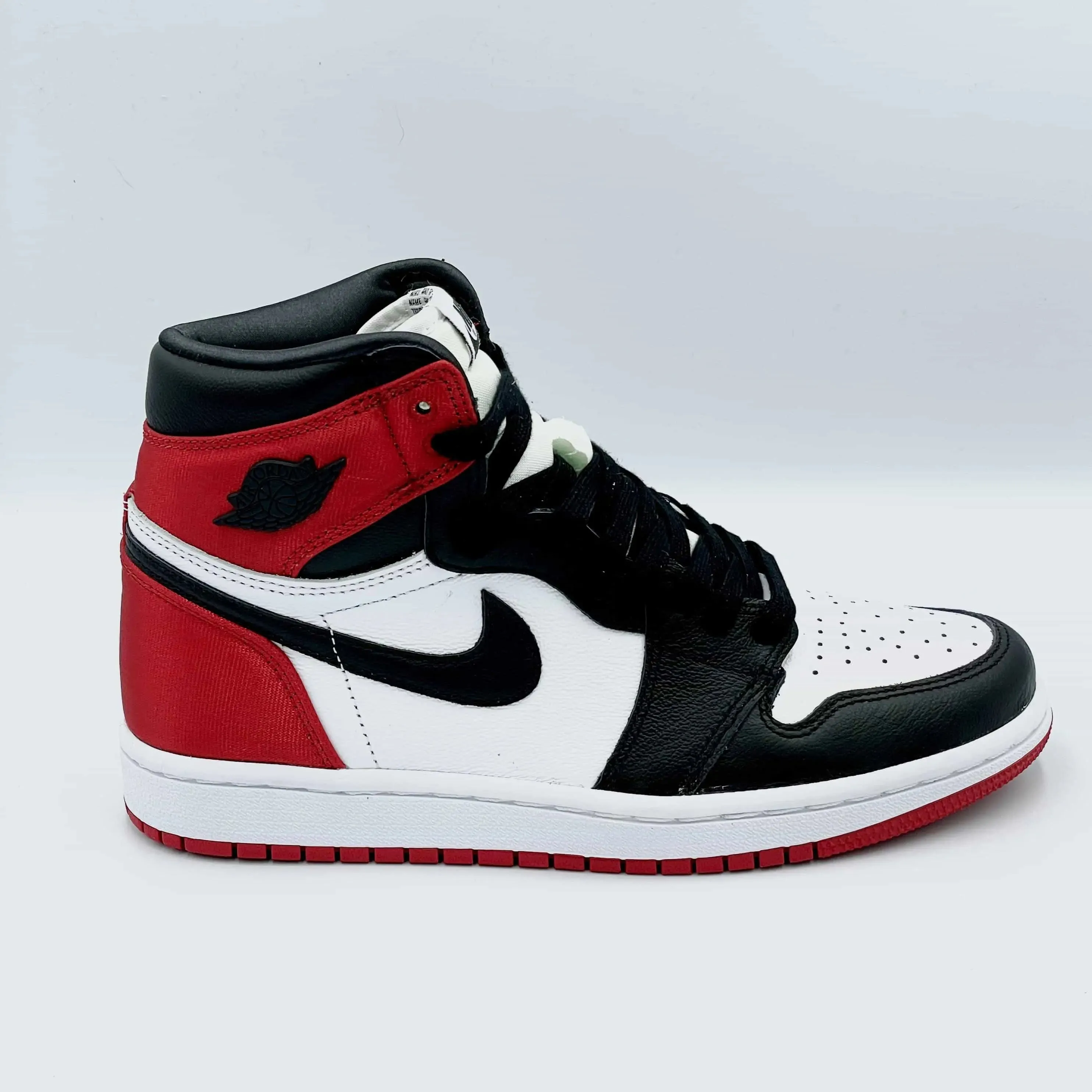 Jordan 1 Retro High Satin Black Toe