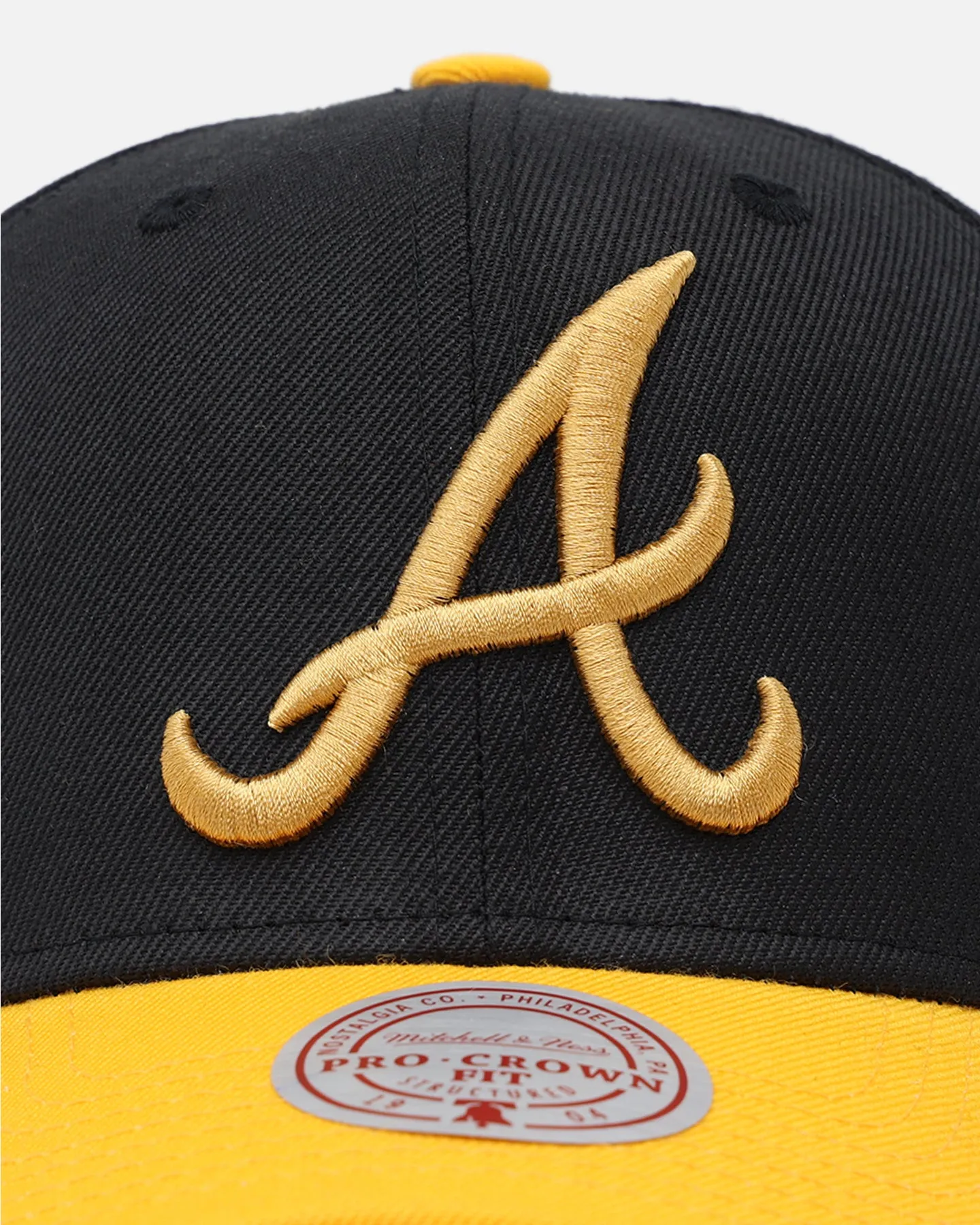 Mitchell & Ness Atlanta Braves Enter The Dragon Pro Crown Snapback Black/Ochre