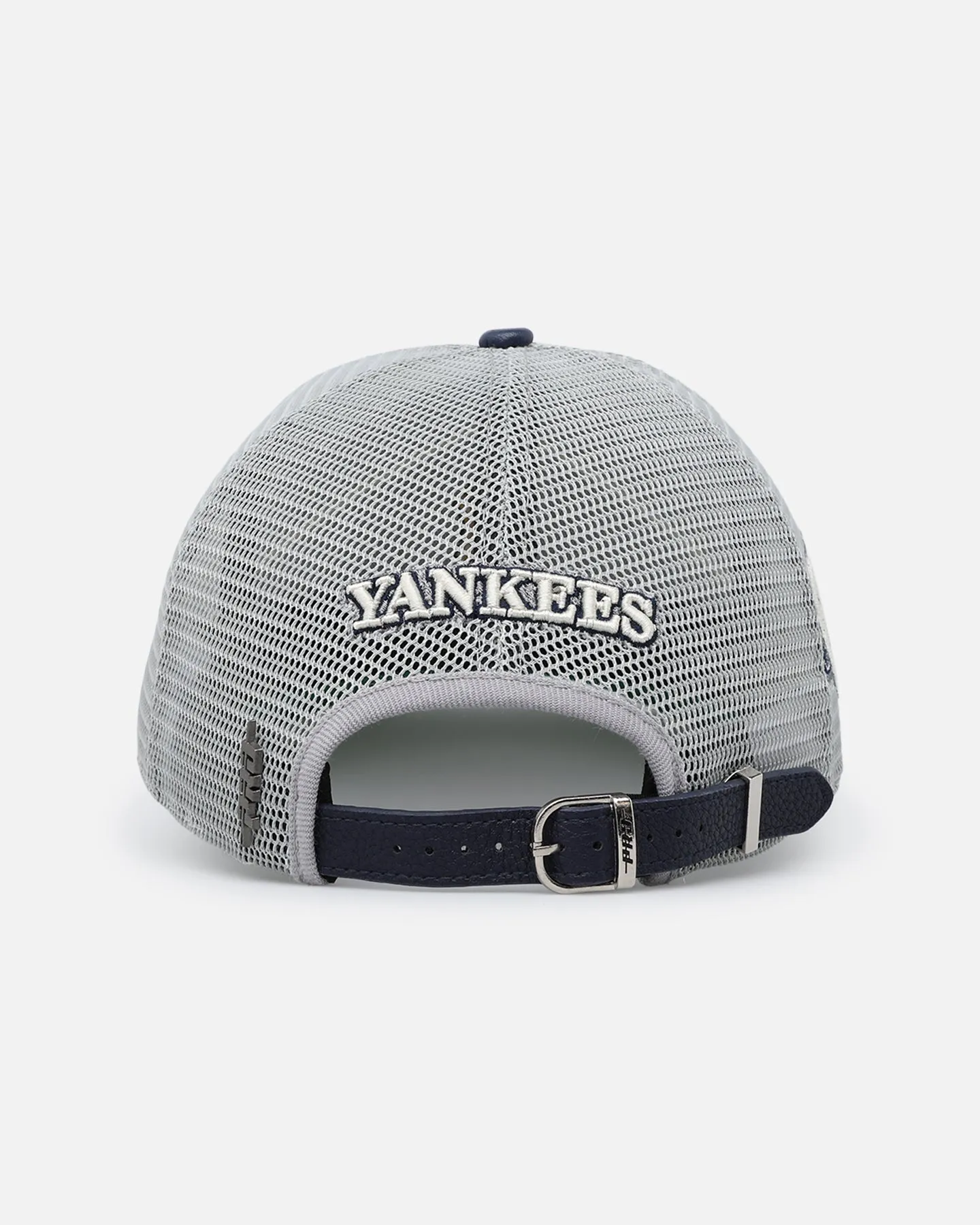 Pro Standard New York Yankees Chevron Pinch Front Trucker Snapback Midnight Navy